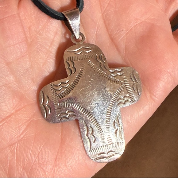 Taxco Vintage 80’ Southwestern Sterling silver oversized cross pendent necklace - Picture 17 of 17